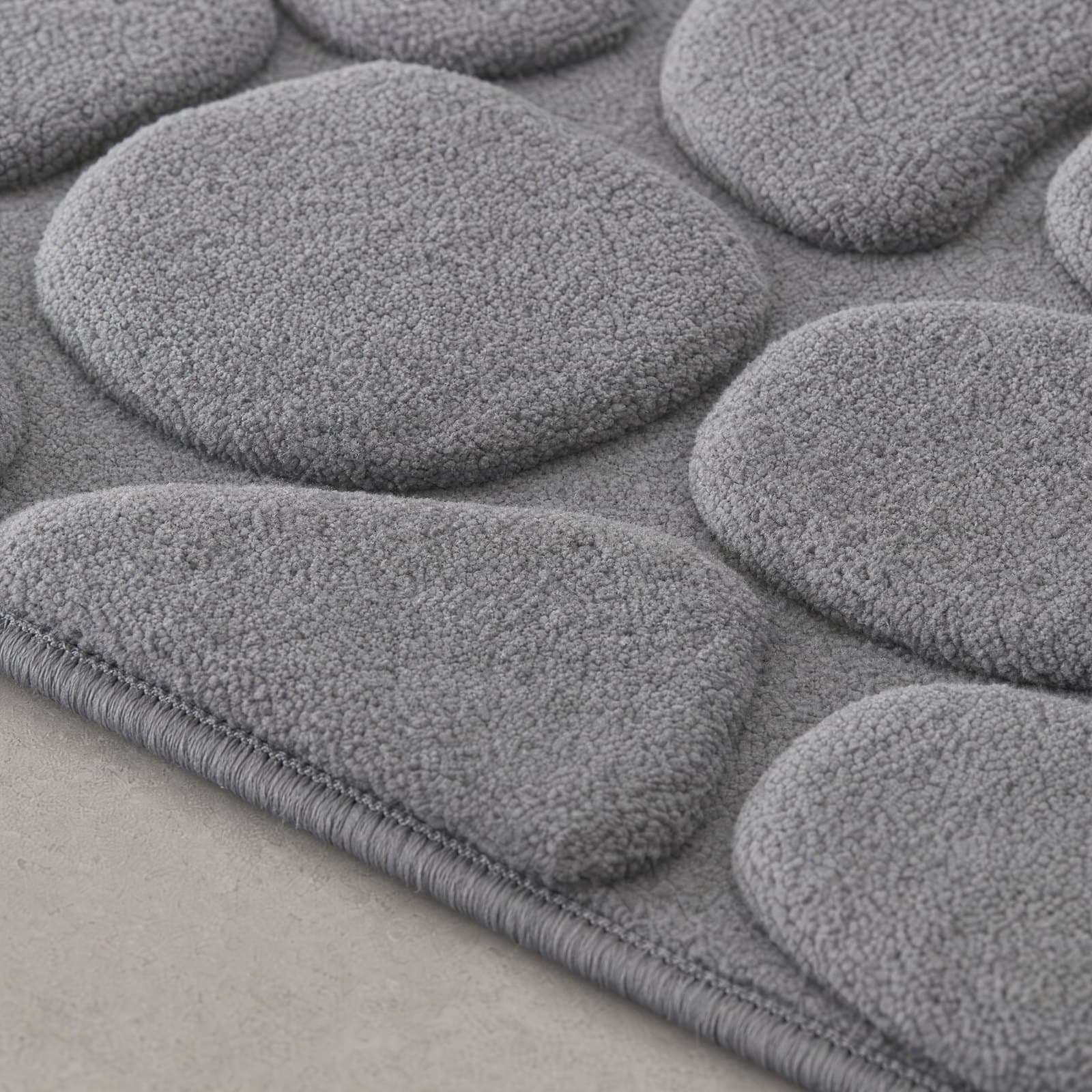 Close-up van de verhoogde pebble-textuur van de grijze badmat