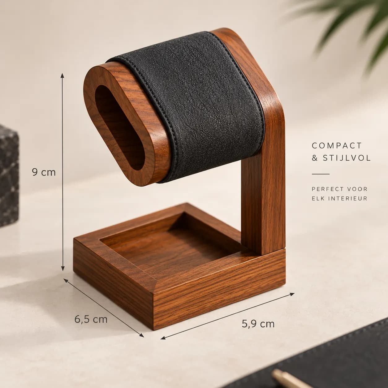 Compacte houten horlogestandaard met productmaat 6,5 × 5,9 × 9 cm